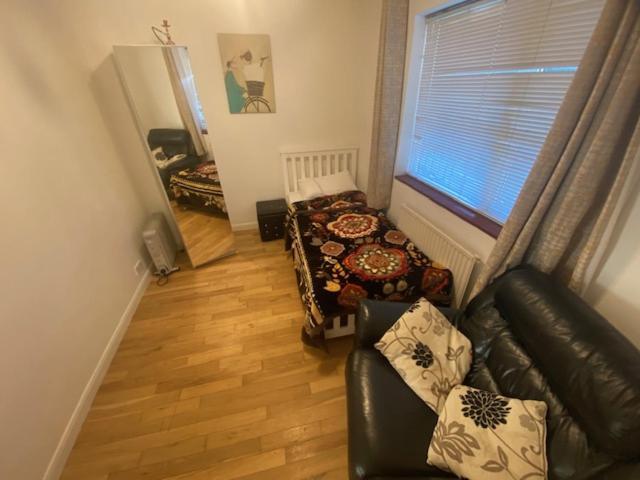 Comfortable Single Bed Room Garden View London Exterior photo